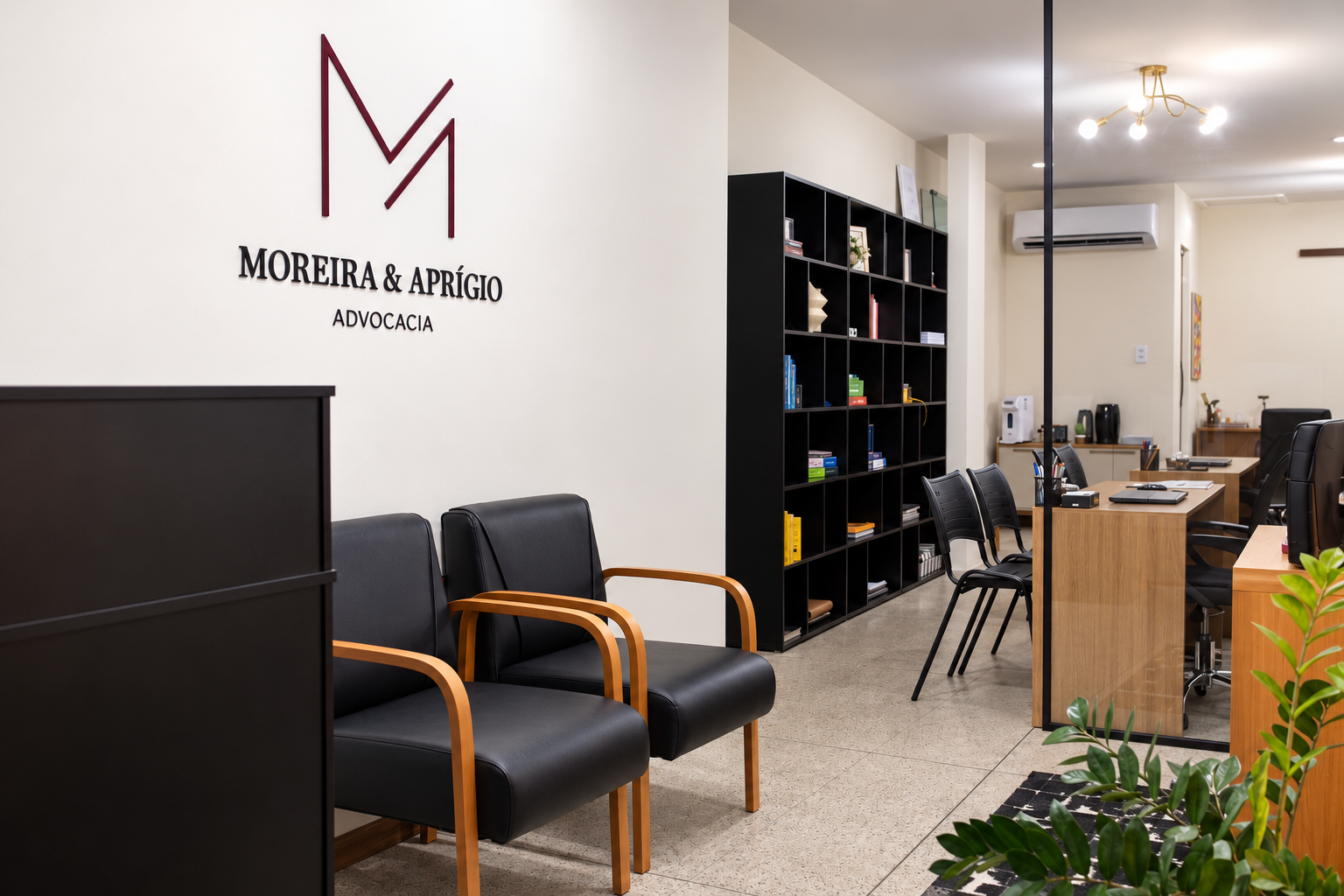 Interior do escritório Moreira & Aprígio Advocacia, com recepção e área de atendimento