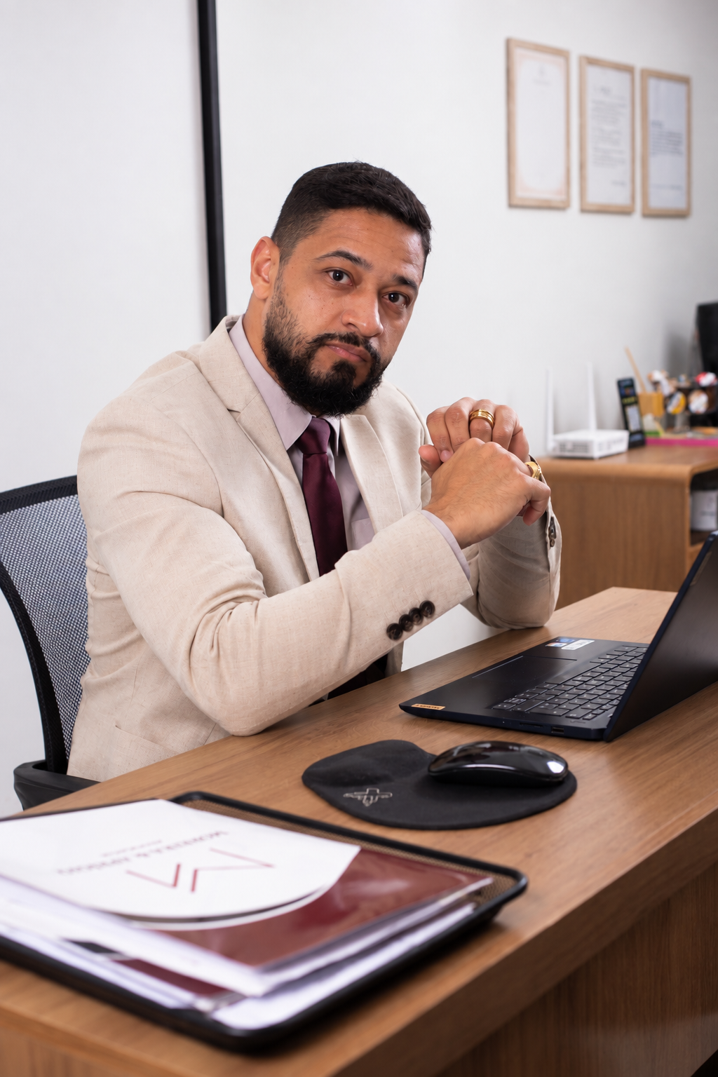Tiago à mesa no escritório Moreira & Aprígio Advocacia